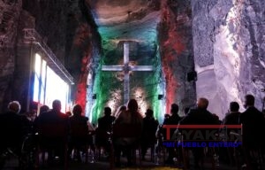 Visitantes observan una proyección en las rocas salinas de los socavones de la Catedral de Sal de Zipaquirá hoy, en Zipaquirá (Colombia). La Catedral de Sal de Zipaquirá, primera maravilla de Colombia, celebra este miércoles 25 años desde su inauguración. EFE/ Mauricio Dueñas Castañeda