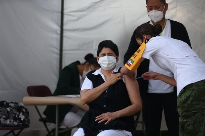 Personal médico recibe hoy la vacuna de Pfizer contra la covid-19, en Ciudad de México (México). EFE/Sáshenka Gutiérrez