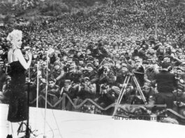 La actriz Marilyn Monroe durante un alto en un viaje a Japón acompañando a su marido, el deportista Joe Dimagio, para animar a los soldados estadounidenses que se encuentran destinados en una Base Militar de Corea. EFE/yv/Archivo