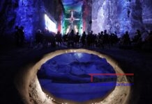Maravilla de Colombia celebra 25 años con un show láser a 180 metros bajo tierra Visitantes observan una proyección en las rocas salinas de los socavones de la Catedral de Sal de Zipaquirá hoy, en Zipaquirá (Colombia). La Catedral de Sal de Zipaquirá, primera maravilla de Colombia, celebra este miércoles 25 años desde su inauguración. EFE/ Mauricio Dueñas Castañeda