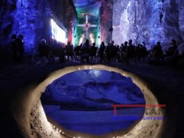 Visitantes observan una proyección en las rocas salinas de los socavones de la Catedral de Sal de Zipaquirá hoy, en Zipaquirá (Colombia). La Catedral de Sal de Zipaquirá, primera maravilla de Colombia, celebra este miércoles 25 años desde su inauguración. EFE/ Mauricio Dueñas Castañeda