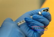 Vista de la preparación de una vacuna de Pfizer-BioTech contra el coronavirus en Seattle (EE.UU.), este 18 de diciembre de 2020. EFE/Stephen Brashear