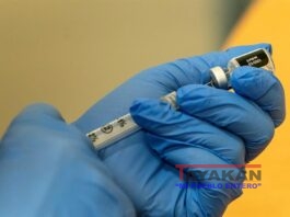 Vista de la preparación de una vacuna de Pfizer-BioTech contra el coronavirus en Seattle (EE.UU.), este 18 de diciembre de 2020. EFE/Stephen Brashear