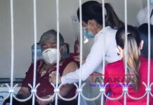 VACUNACIÓN EN COSTA RICA Personal del ministerio de Salud fue registrado este jueves al vacunar a Elizabeth Castillo (i), quien fue la primera persona en ser innoculada contra la covid-19, en San José (Costa Rica). EFE/Jeffrey Arguedas
