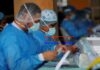 Personal médico del ministerio de salud de Panamá (MINSA), manipula una prueba de hisopado nasal para detectar la covid-19 en un puesto médico en el distrito de San Miguelito en Ciudad de Panamá (Panamá). EFE/Bienvenido Velasco/Archivo