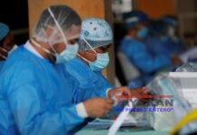 Panamá prohíbe ingreso de personas procedentes de Reino Unido y Sudáfrica Personal médico del ministerio de salud de Panamá (MINSA), manipula una prueba de hisopado nasal para detectar la covid-19 en un puesto médico en el distrito de San Miguelito en Ciudad de Panamá (Panamá). EFE/Bienvenido Velasco/Archivo