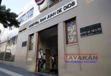 PANDEMIA EN COSTA RICA Un funcionario de la salud permanece en una entrada del hospital San Juan de Dios, hoy en San José. EFE/Jeffrey Arguedas