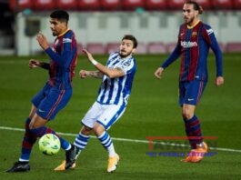 El centrocampista del Real Madrid Luka Modric (c) juega un balón ante Edu Expósito, del Eibar, durante el partido de Liga del pasado domingo en el estadio Ipurúa. EFE/Juan Herrero/Archivo