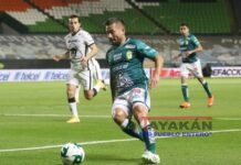 Meneses y Baeza generan expectativas entre los chilenos del Clausura mexicano Los jugadores Jean meneses (frente) del León y Alan mozo (i) de Pumas de la UNAM en acción en el estadio León, del estado de Guanajuato. EFE/Luis Ramírez/Archivo