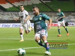 Los jugadores Jean meneses (frente) del León y Alan mozo (i) de Pumas de la UNAM en acción en el estadio León, del estado de Guanajuato. EFE/Luis Ramírez/Archivo