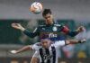 Gustavo Gómez (arriba) de Palmeiras. EFE/Alexandre Schneider/Archivo