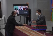 Bolivia asegura la compra de 5 millones de vacunas de Oxford y AstraZeneca El presidente de Bolivia Luis Arce recibe el contrato para la adquisición de las vacunas de Oxford y AstraZeneca, hoy en La Paz. EFE