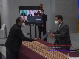 El presidente de Bolivia Luis Arce recibe el contrato para la adquisición de las vacunas de Oxford y AstraZeneca, hoy en La Paz. EFE