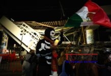 Mexicanos hacen una velación donde se accidentó el metro para exigir justicia