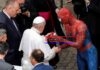 El papa saluda a “Spiderman” en el Vaticano