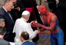 El papa saluda a “Spiderman” en el Vaticano