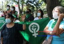 Feministas piden sanciones por suspensión de aborto