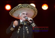Con canciones y fotografías seguidores dan último adiós a Vicente Fernández