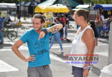 Pareja tiktokers checos limpian la basura en la ciudad de León