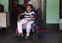 Periodista de León informa desde una silla de ruedas y se convierte en un ejemplo de inspiración