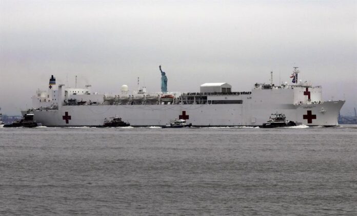 Fotografía de archivo en la que se registró una toma general buque hospital de la Marina de Estados Unidos USNS Comfort, en el puerto de Nueva York (NY, EE.UU.). EFE/Peter Foley