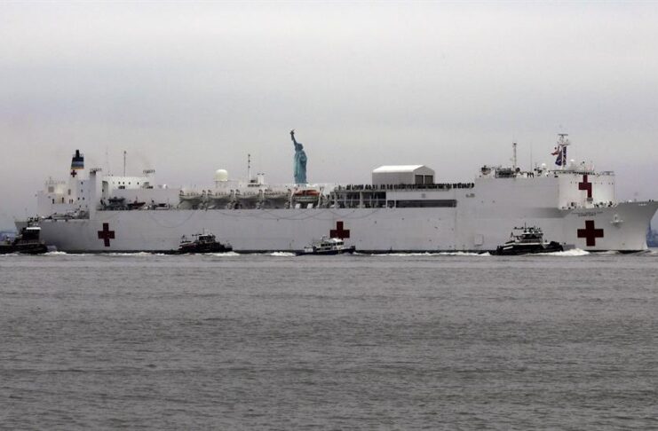 Fotografía de archivo en la que se registró una toma general buque hospital de la Marina de Estados Unidos USNS Comfort, en el puerto de Nueva York (NY, EE.UU.). EFE/Peter Foley