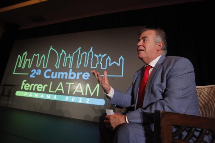 El cardiólogo mexicano Marco Antonio Alcocer habla durante una entrevista con Efe en el marco de la Segunda Cumbre Ferrer Latam, el 21 de octubre de 2022 en Ciudad de Panamá (Panamá). EFE/ Carlos Lemos