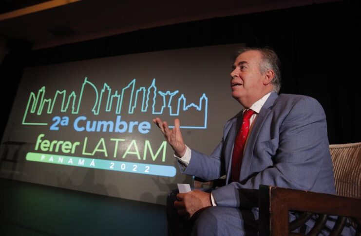 El cardiólogo mexicano Marco Antonio Alcocer habla durante una entrevista con Efe en el marco de la Segunda Cumbre Ferrer Latam, el 21 de octubre de 2022 en Ciudad de Panamá (Panamá). EFE/ Carlos Lemos