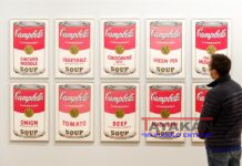 Activistas se adhieren con pegamento a obra de arte de Warhol en Australia