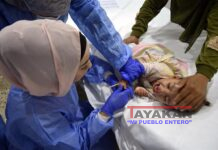 La OMS teme por el brote de cólera en el Líbano. Trabajadores de la salud se preparan para administrar medicamentos a un niño sirio, víctima de un brote de cólera, en un hospital de campaña de la aldea de Bebnine, distrito de Akkar, al norte del Líbano, el 3 de noviembre de 2022. EFE/EPA/WAEL HAMZEH