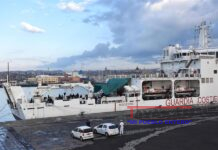 Barco con 43 migrantes naufraga en Lampedusa y muere una niña de dos años