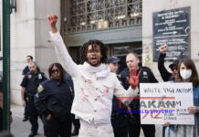 Neoyorquinos exigen justicia tras asesinato de un sin techo negro en el metro