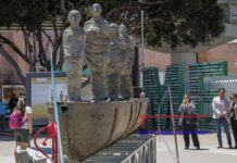 Escultura de cuatro migrantes en balsa reivindica derechos en México