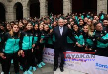 AMLO festeja Atletas en Juegos Panamericanos Mexican President Andres Manuel Lopez Obrador with athletes from Mexico.