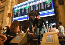 Estudiantes protestan en las estaciones de tren.