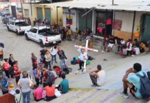 Con un viacrucis representan el sufrimiento de la travesía migratoria en el sur de México.
