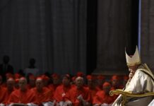 El papa pide que el Jubileo sea tiempo para la paz y que se condone la deuda a los países más pobres.