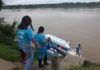 La lancha que recorre ríos de la Amazonía peruana para cuidar a los niños de la selva.