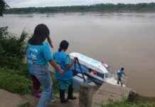 La lancha que recorre ríos de la Amazonía peruana para cuidar a los niños de la selva.