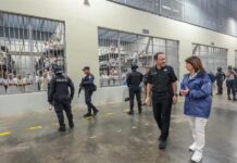 La ministra argentina Bullrich visita la megacárcel para pandilleros en El Salvador.