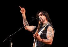 El rock latino de Juanes conquista Málaga en el inicio de su gira en España.