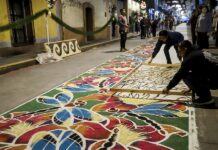 Una ruta de 7 kilómetros de tapetes de aserrín honra a la Virgen en el centro de México.