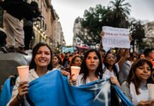 Universitarios argentinos marchan por mayor presupuesto