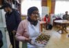 Adultos mayores en Bolivia aprenden tecnología y cocina