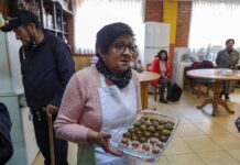 Adultos mayores en Bolivia aprenden tecnología y cocina