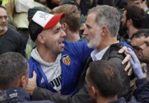 Indignación popular salpica de barro a los reyes de España