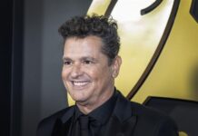 Carlos Vives es coronado como la Persona del Año de los Latin Grammy con fiesta colombiana.