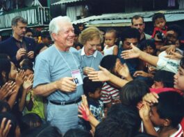 Fotografía cedida del expresidente Jimmy Carter (i) junto a su esposa Rosalynn Carter EFE/ Fundación Carter