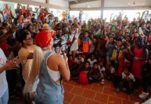 Karol G lleva regalos a niños en la costa colombiana