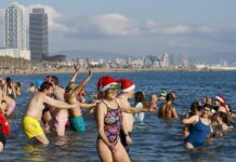 Barcelona comienza el año con baño solidario por personas sin hogar